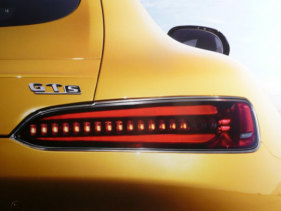 auto detailing czyli wyższa sztuka pielęgnacji auta - tył żółtego mercedesa